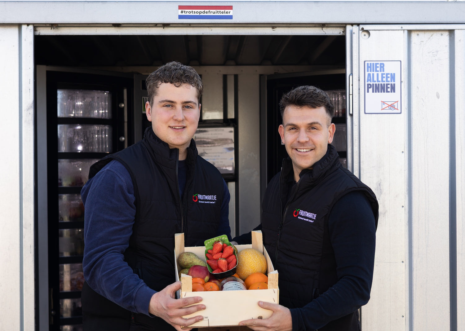 Arjan en Rick voor de fruitautomaat van fruitmaatje fruitbezorging in Dodewaard