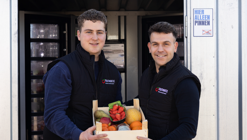 Arjan en rick van fruitmaatje met vers fruit voor levering fruitboxen