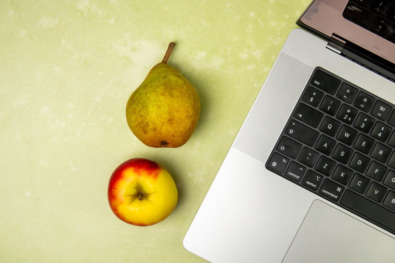 vers fruit op bureau naast laptop voor gezonde werkdag 