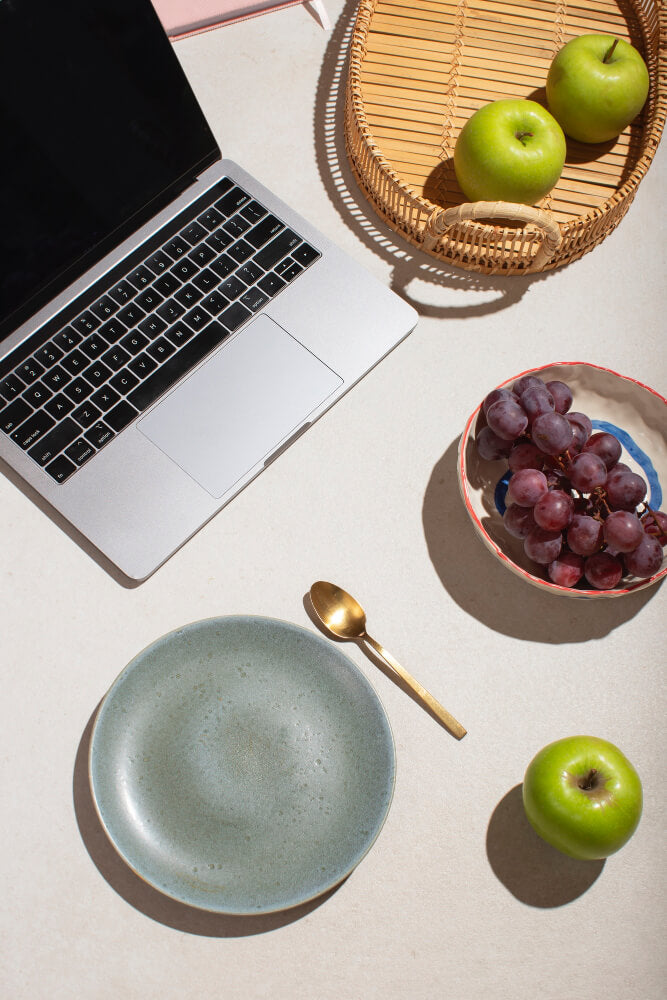 gezond werken met vers fruit op kantoor naast laptop 