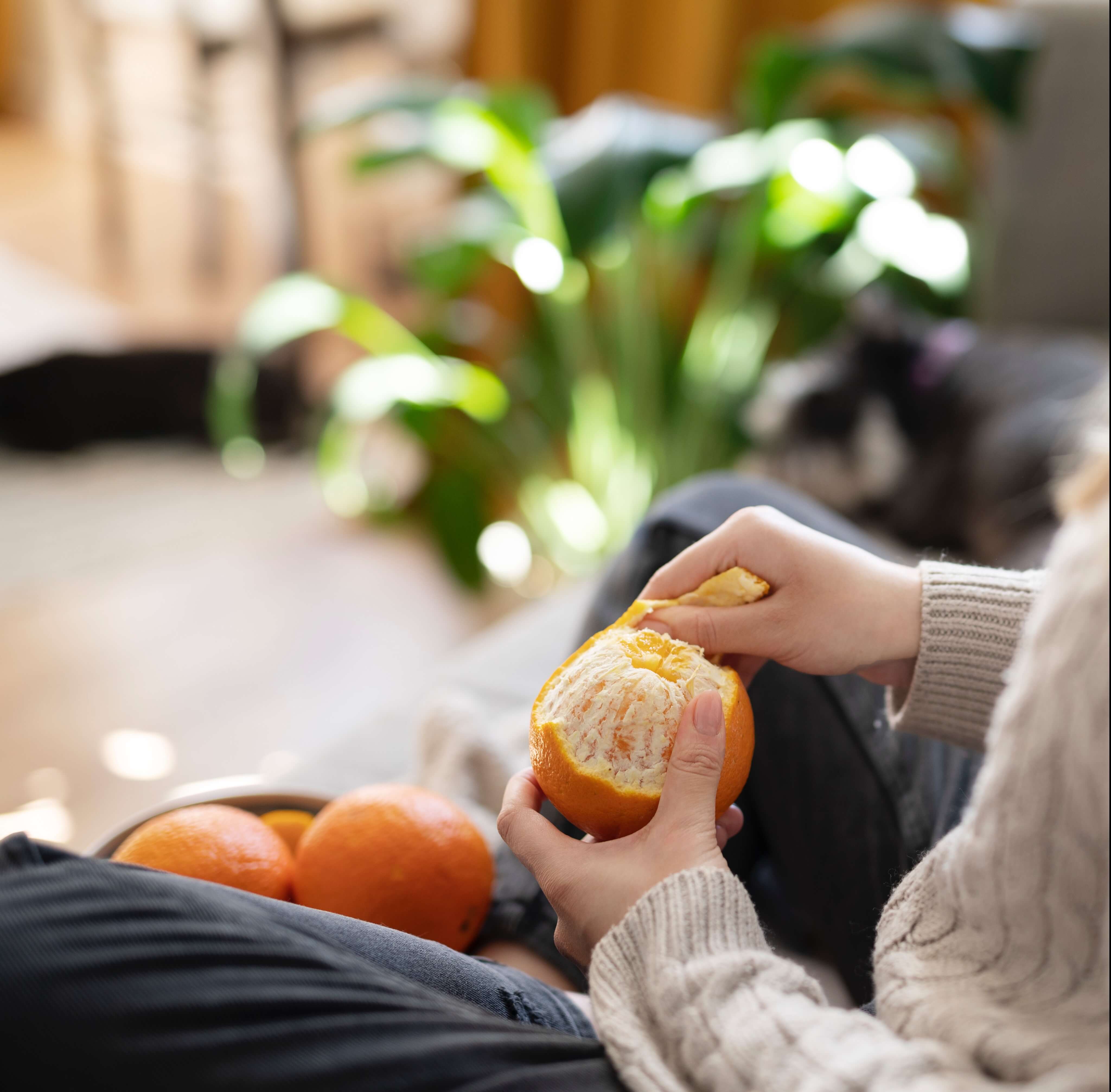 genieten van vers fruit op de bank thuis