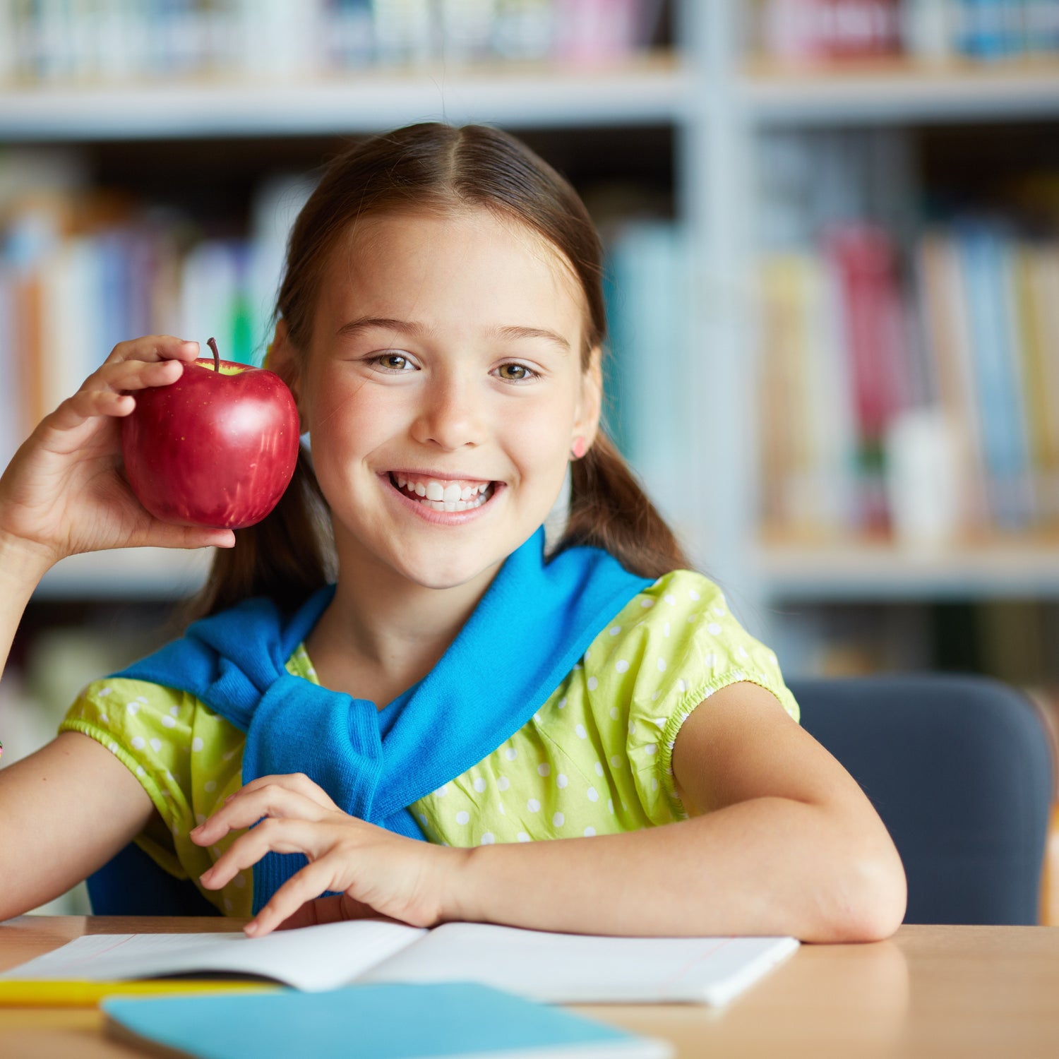 kinderen eten vers fruit in de klas tijdens schoolfruit moment