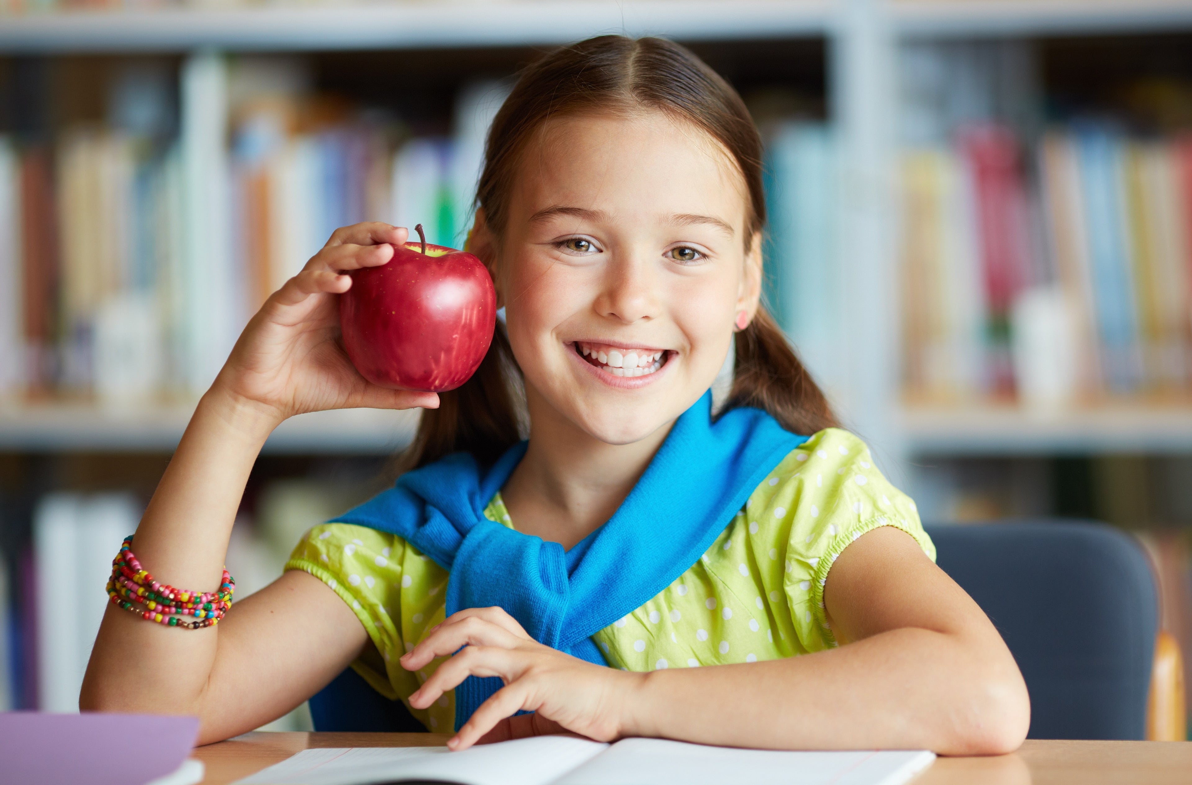 kinderen eten vers fruit in de klas tijdens schoolfruit moment